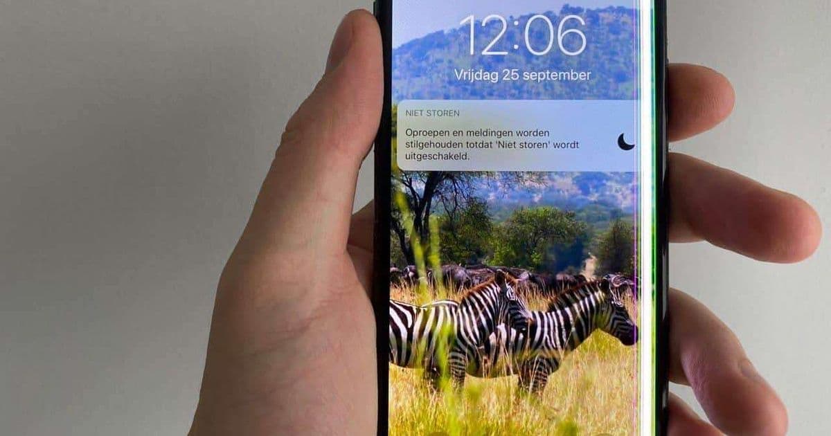 Nahaufnahme von gesprungenem Glas auf einem iPhone-Display