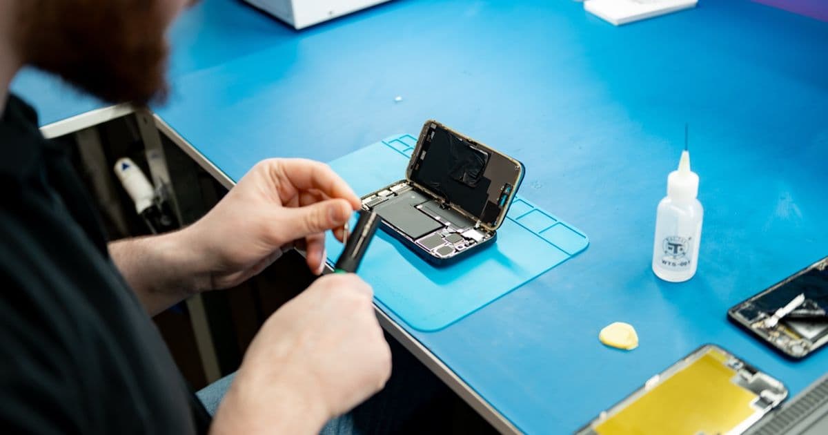 iPhone-reparatie door een FIXNOW-technicus