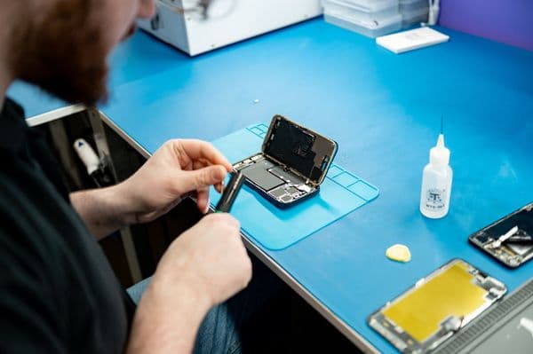 FIXNOW — iPhone-reparatie close-up