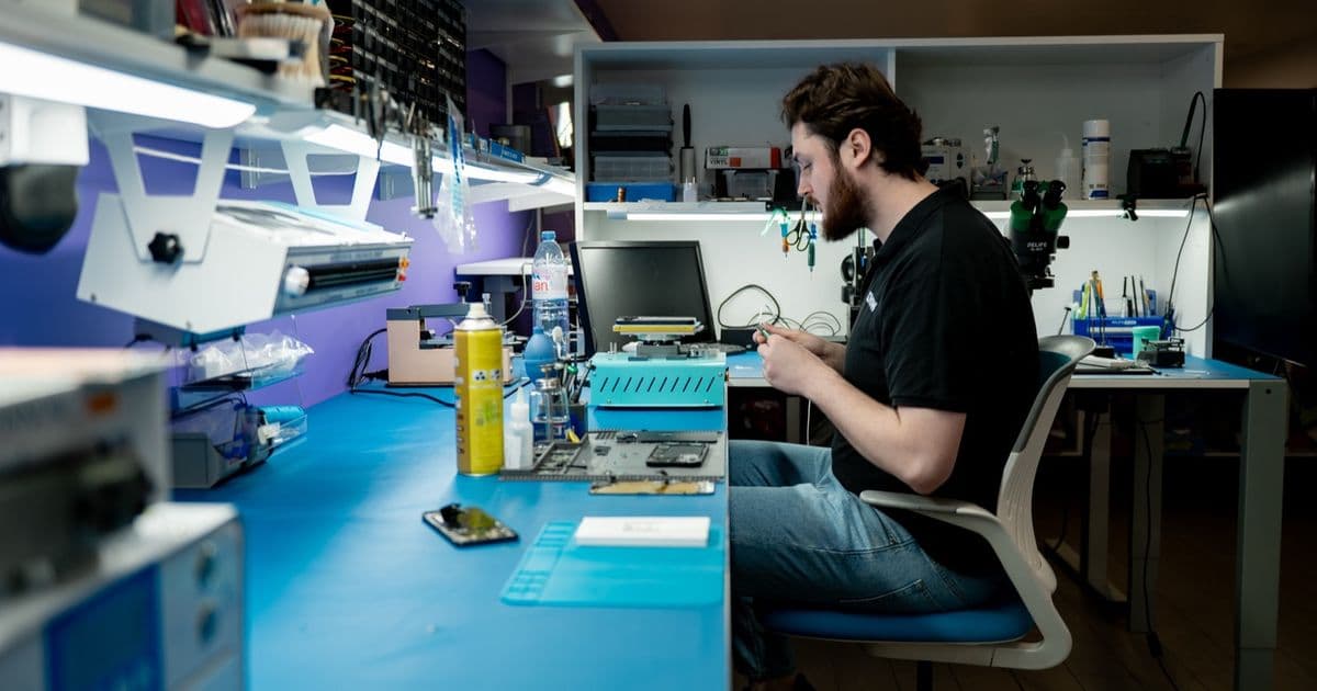 FIXNOW-technicus aan het werk in de werkplaats