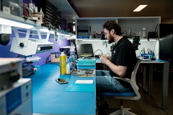 FIXNOW Wolvertem — microsolderen onder de microscoop