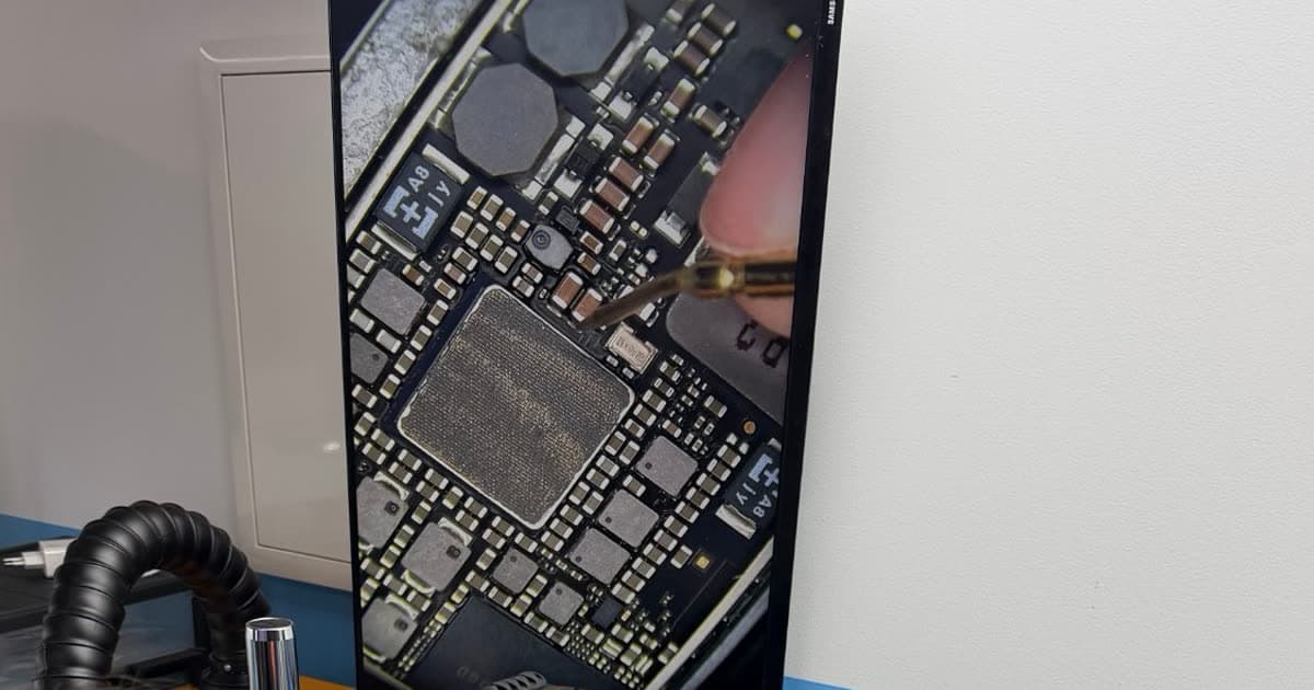 Moederbord onder de microscoop bij FIXNOW, vergroot op het scherm