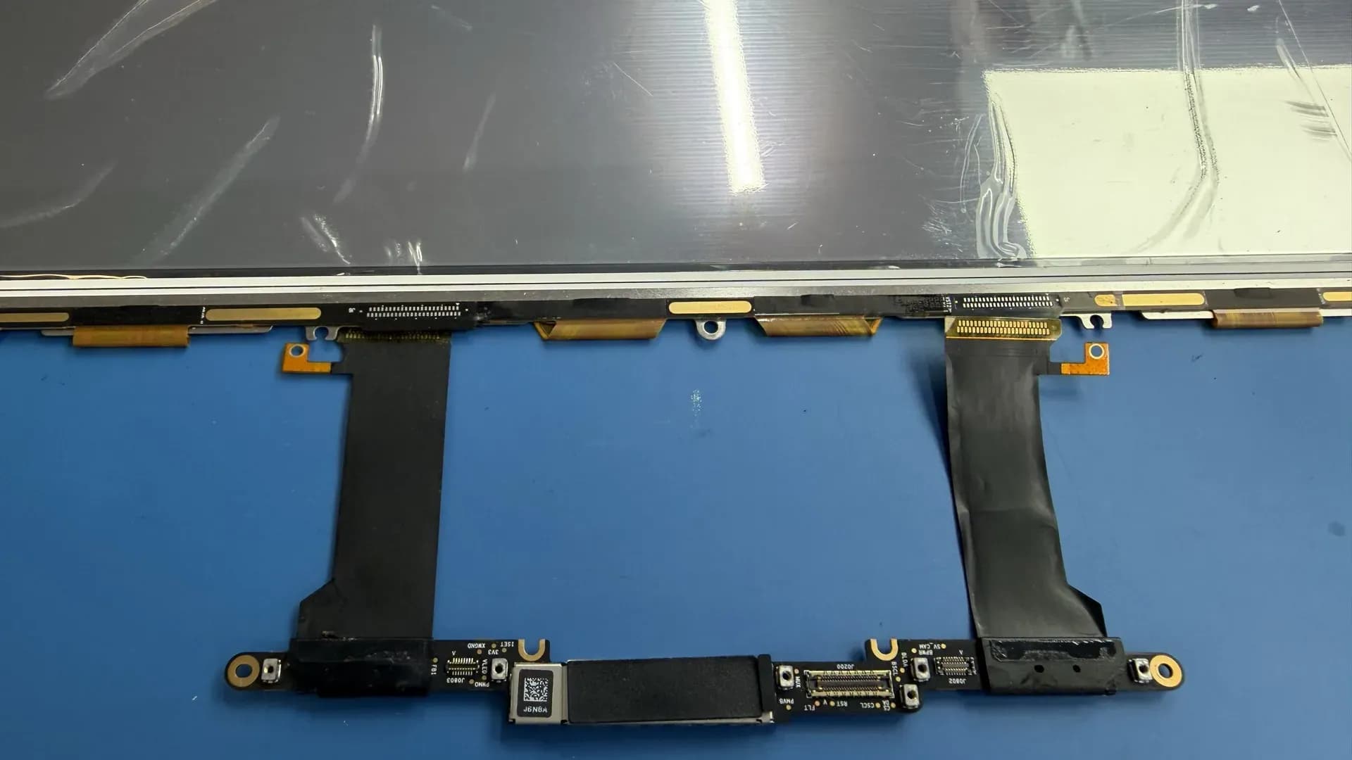 Streifen auf dem MacBook-Display: Was ist kaputt?